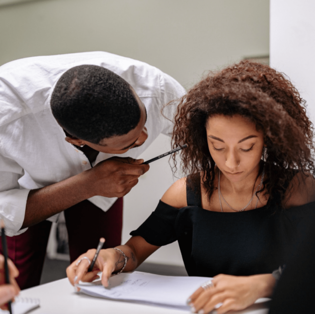 Homme qui harcèlement une femme au travail