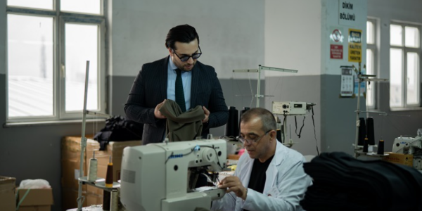 Deux hommes dans un ateliers de couture